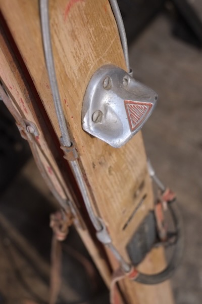 paire de skis ancien en bois 1940